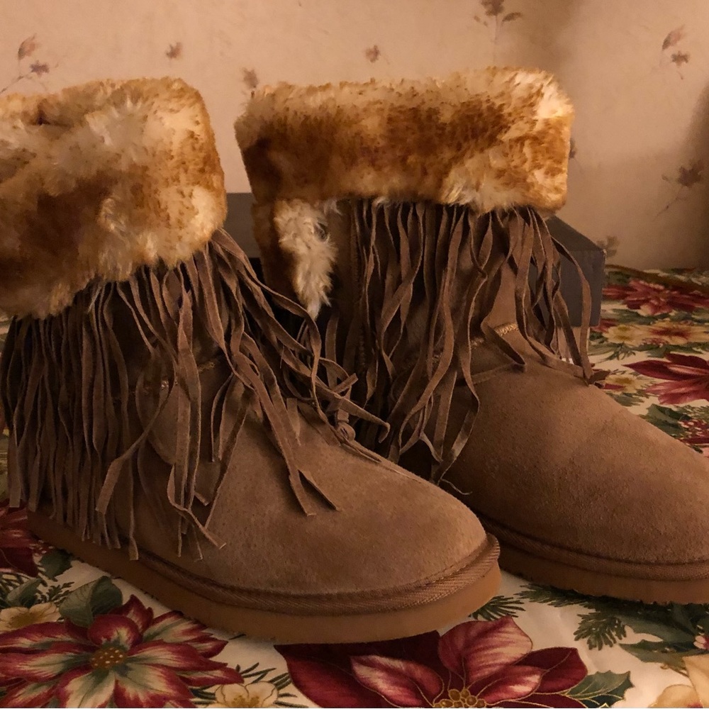 Womens boot, genuine sheepskin, new, never worn, in original box, size 9